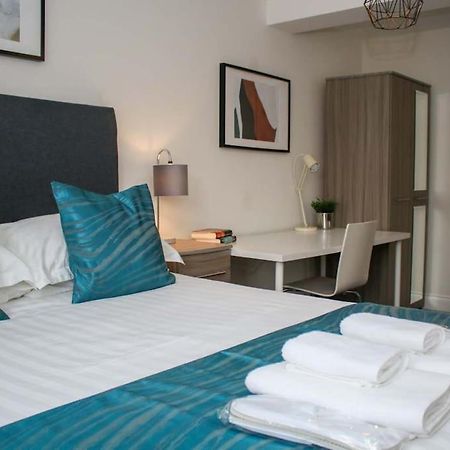 Luxe Living Guest House-Sleeps 6 -Family Friendly-Private Parking-Wifi-City-Beach Swansea Exteriör bild